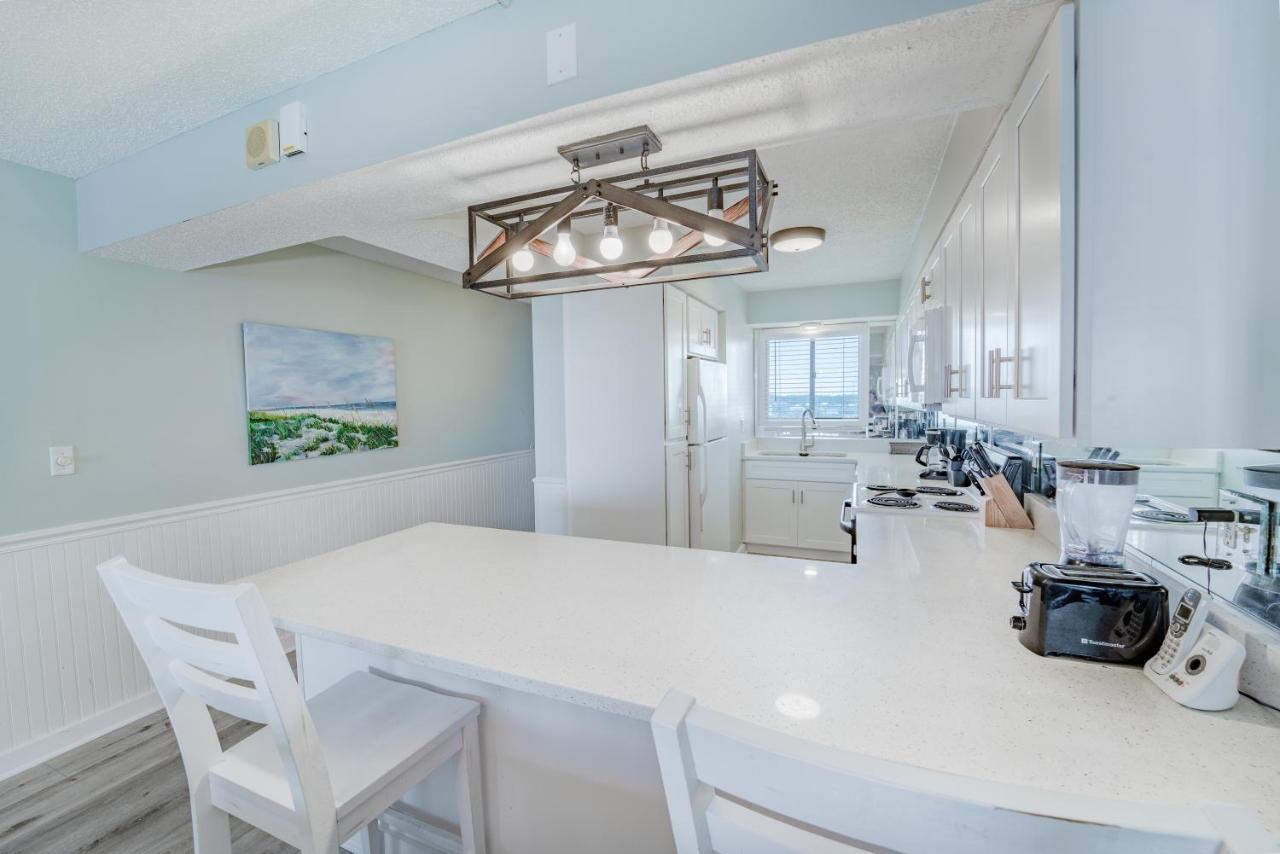Regency Towers 710, 2 Bedrooms, Sleeps 8, Beachfront, Wi-fi, Pool, Complimentary Beach Chairs And Umbrella *