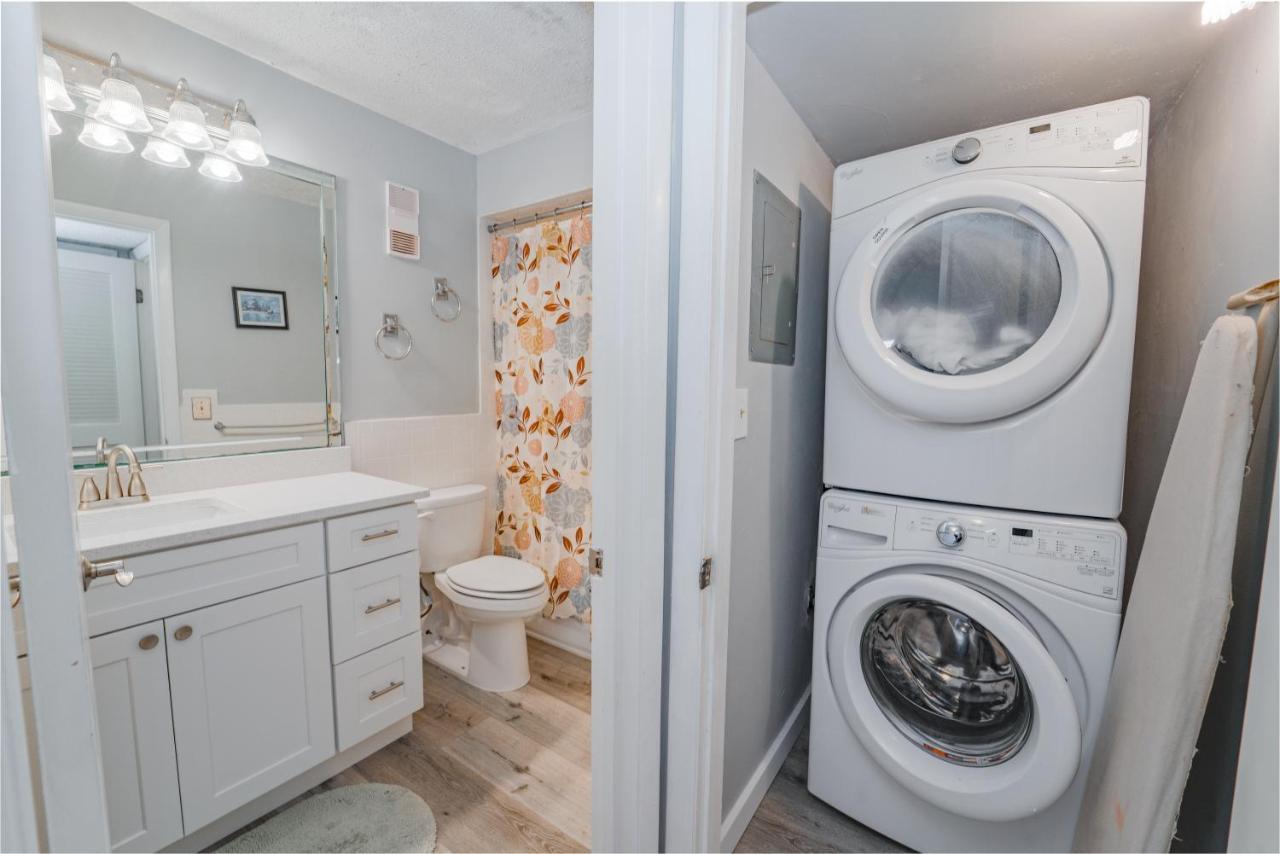 Regency Towers 710, 2 Bedrooms, Sleeps 8, Beachfront, Wi-fi, Pool, Complimentary Beach Chairs And Umbrella Apartment